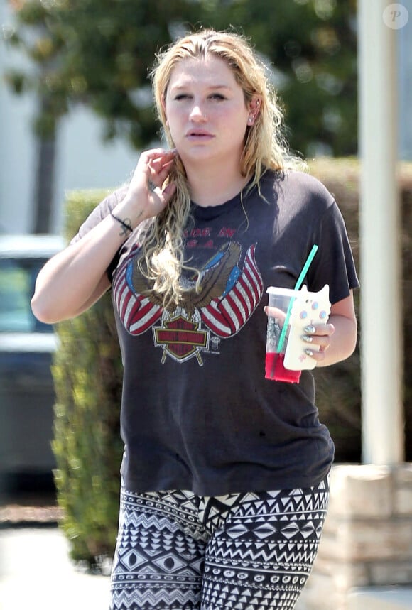 Exclusif - Kesha à Los Angeles en tenue décontractée le 21 juin 2016.