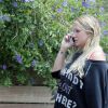 Kesha se promène pieds nus, en téléphonant, à Los Angeles, le 19 mai 2016.