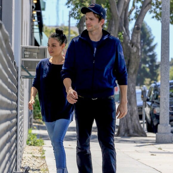 Ashton Kutcher et sa femme Mila Kunis sont allés déjeuner à Beverly Hills, le 21 mai 2016