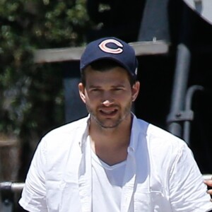 Ashton Kutcher et sa femme Mila Kunis se promènent avec leur fille Wyatt au Griffith Park à Los Angeles, le 4 juin 2016