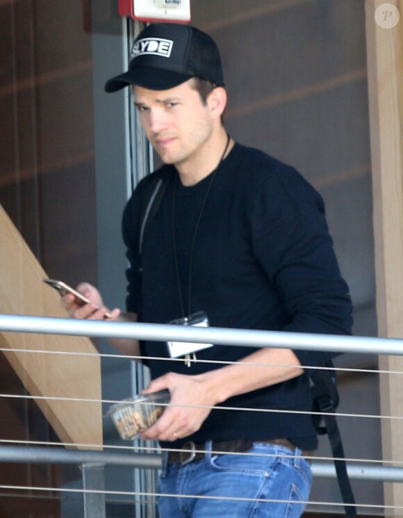 Ashton Kutcher arrive à son bureau de Beverly Hills. Los Angeles, le 16 juin 2016.