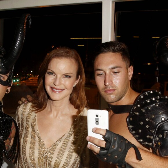 Marcia Cross entourée de chippendales lors de la soirée "Lifestyle Night" à Palma de Majorque, Espagne, le 4 août 2016.