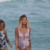 Caroline Receveur en vacances sur la plage de Miami, le 6 avril 2016.