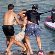 Felipe Froilan Marichalar, fils de l'infante Elena d'Espagne, essaye de mettre un ami à l'eau - Les enfants de la famille royale d'Espagne lors de leur dernier jour de cours de voile à Majorque. Le 5 août 2016