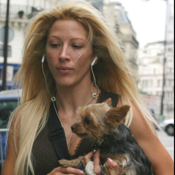 EXCLUSIF - LOANA AVEC SON CHIEN DANS LES RUES DE PARIS 25/07/2005 - Paris