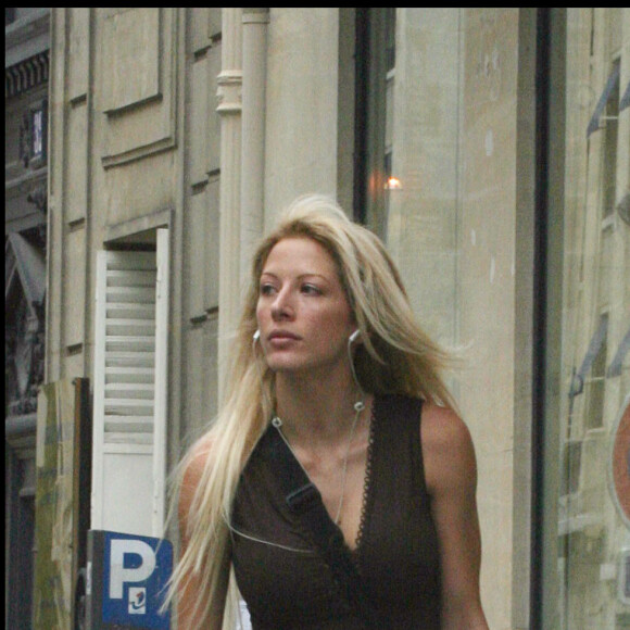 EXCLUSIF - LOANA AVEC SON CHIEN DANS LES RUES DE PARIS 25/07/2005 - Paris