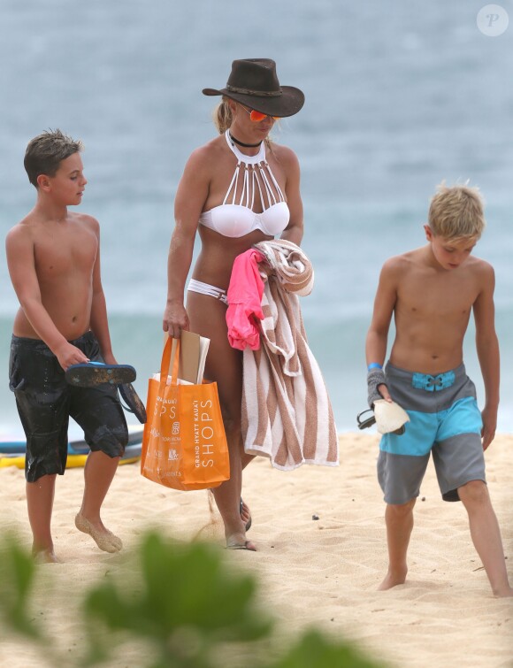 Britney Spears se relaxe sur une plage de Hawaï avec ses enfants Sean and Jaden à Hawaï le 5 aout 2016.