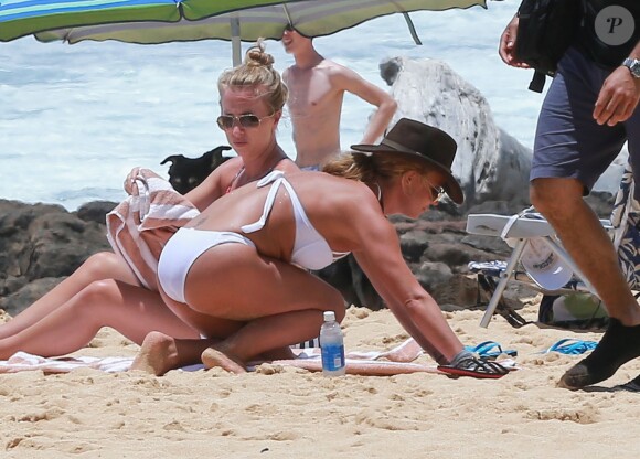 Britney Spears se relaxe sur une plage de Hawaï avec ses enfants Sean and Jaden à Hawaï le 5 aout 2016.