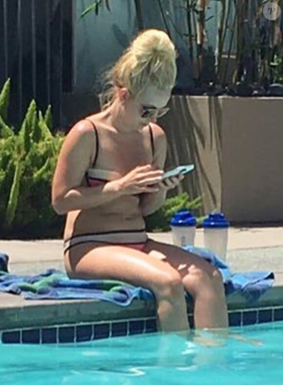 Britney Spears se relaxe au bord d'une piscine à Los Angeles, le 27 juin 2016