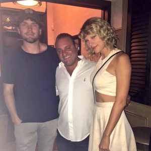 Taylor Swift et son frère Austin dans les Hamptons, le 7 août 2016. Photo publiée sur Twitter.