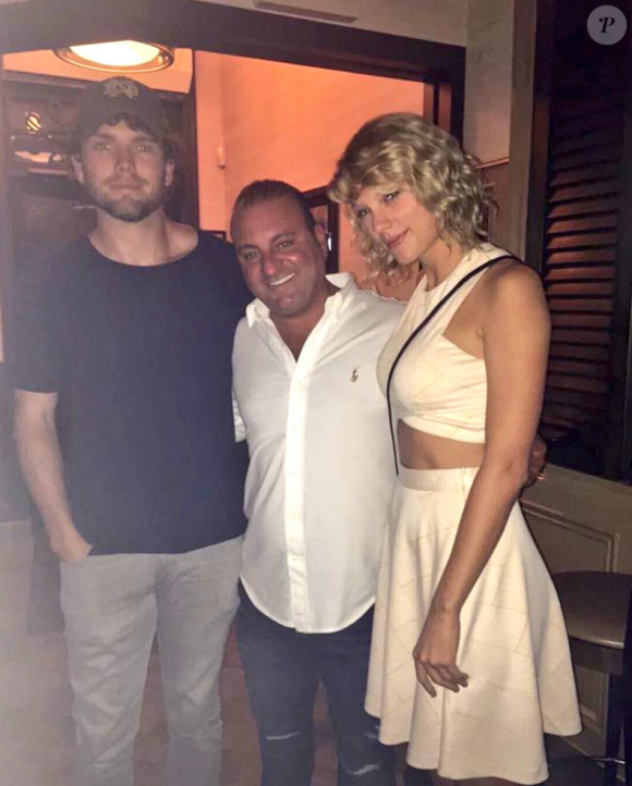 Taylor Swift et son frère Austin dans les Hamptons, le 7 août 2016. Photo publiée sur Twitter.