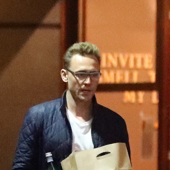 Tom Hiddleston est allé acheter un repas à emporter avec une bouteille de vin et de l'eau pour lui et sa compagne Taylor Swift à Sydney le 17 juillet 2016.