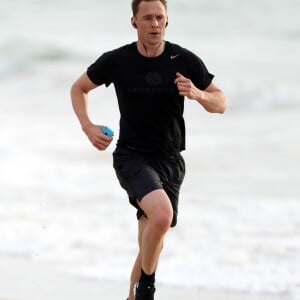 Tom Hiddleston, le compagnon de Taylor Swift fait son jogging sur la plage à Broadbeach, le 14 juillet 2016.