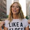 Karlie Kloss, ambassadrice de la marque Express devient designer et pose pour sa première collection de tee-shirts