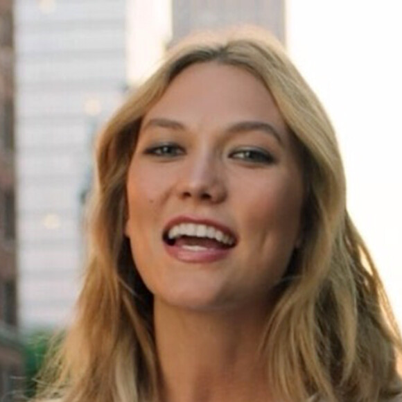 Karlie Kloss, ambassadrice de la marque Express devient designer et pose pour sa première collection de tee-shirts