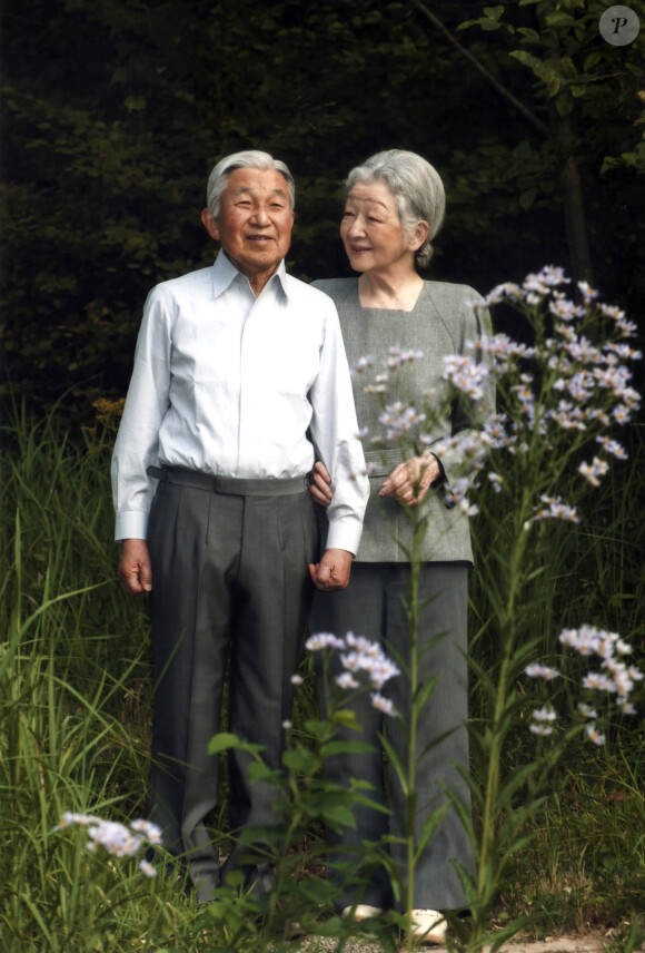 L'empereur Akihito du Japon avec son épouse l'impératrice Michiko, pour son 81e anniversaire, dans les jardins du palais impérial le 20 octobre 2015 à Tokyo.