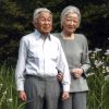 L'empereur Akihito du Japon avec son épouse l'impératrice Michiko, pour son 81e anniversaire, dans les jardins du palais impérial le 20 octobre 2015 à Tokyo.