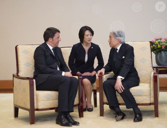 Le Premier ministre italien Matteo Renzi s'entretient avec l'empereur Akihito et l'impératrice Michiko du Japon au palais impérial à Tokyo, le 3 août 2015.