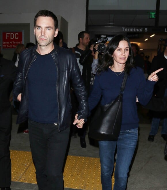 Courteney Cox et Johnny McDaid arrivent à l'aéroport de LAX à Los Angeles, le 17 décembre 2014.