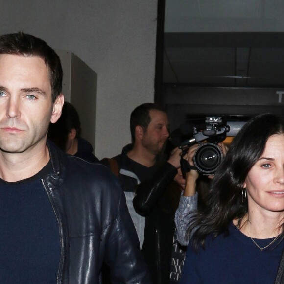 Courteney Cox et Johnny McDaid arrivent à l'aéroport de LAX à Los Angeles, le 17 décembre 2014.