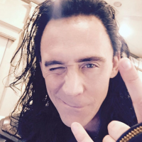 Tom Hiddleston sur Instagram : 1er selfie troublant, Robert Downey Jr. se moque
