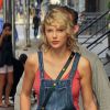 Taylor Swift sort de son appartement pour revenir quelques minutes après à New York City, New York, Etats-Unis, le 8 août 2016.