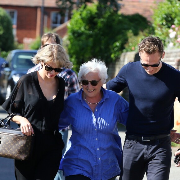 Exclusif - Taylor Swift et son nouveau compagnon Tom Hiddleston arrivent en jet privé à Stansted, le 25 juin 2016.