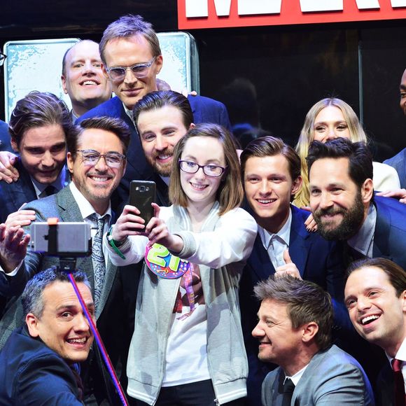 Selfie de Chris Evans, Robert Downey Jr, Sebastian Stan, Anthony Mackie, Jeremy Renner, Paul Bettany, Elizabeth Olsen, Paul Rudd, Tom Holland, Emily Vancamp, Daniel Bruhl et directors, Anthony Russo et Joe Russo avec Lottie French de Essex à la première de 'Captain America: Civil War' à Londres, le 26 avril 2016