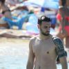 Exclusif - Leila Ben Khalifa (Secret Story 8) et son compagnon Aymeric Bonnery en vacances à Ibiza en Espagne le 21 juillet 2015. Leila Ben Khalifa semble avoir des problèmes avec son maillot de bain.