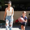 Kourtney Kardashian emmène son fils Mason à son cours de travaux pratiques à Calabasas, habillée d'un body House of CB, d'un jean One Teaspoon et de chaussures YEEZY (collection SEASON 2). Le 9 août 2016.