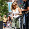Rita Ora de sortie à New York, porte un body ATM, un pantalon rag & bone (modèle Banx) et des chaussures Tom Ford. Le 9 août 2016.