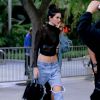 Kendall Jenner arrive au Staples Center à Los Angeles, habillée d'un crop top en mesh noir, d'une brassière Givenchy, d'un jean One Teaspoon et de chaussures YEEZY (collection SEASON 2). Le top model porte également un sac Givenchy en cuir et poil de chèvre. Le 6 août 2016.