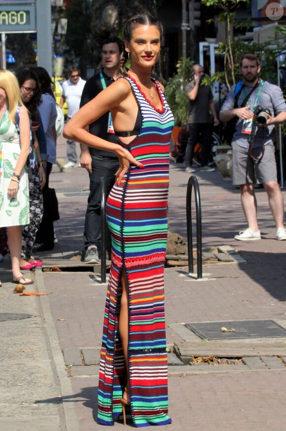 Alessandra Ambrosio vue en plein tournage à Rio de Janeiro, porte une robe Tommy Hilfiger (collection printemps-été 2016). Le 9 août 2016.