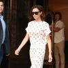 Victoria Beckham quitte un hôtel à New York, toute de Victoria Beckham vêtue (lunettes Flat Top Visor, top et jupe de la pré-collection printemps 2017) et chaussée de sandales beiges. New York, le 5 août 2016.