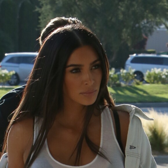 Kim Kardashian vêtue d'une chemise blanche et d'un short noir au studios de Westlake le 12 aout 2016.  Kim Kardashian is spotted at a studio in Westlake, California on August 12, 2016.12/08/2016 - Westlake