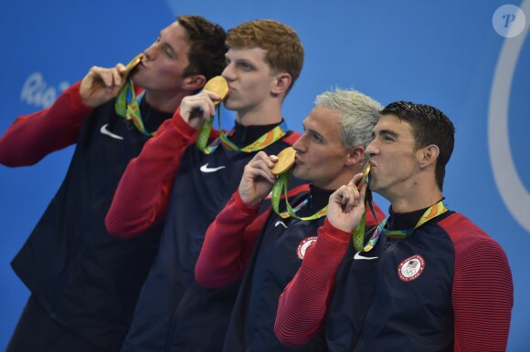 Michael Phelps, Ryan Lochte, Conor Dwyer et Townley Haas remportent la médaille d'or lors du relais 4 × 200 m nage libre hommes aux Jeux olympiques le 9 août 2016 à Rio De Janeiro