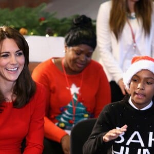La duchesse Catherine de Cambridge a pris part à une séance de thérapie par la musique lors de la fête de Noël de l'école du Anna Freud Centre à Londres, le 15 décembre 2015.