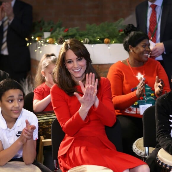 La duchesse Catherine de Cambridge a pris part à une séance de thérapie par la musique lors de la fête de Noël de l'école du Anna Freud Centre à Londres, le 15 décembre 2015.