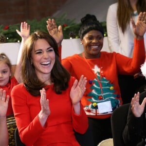 La duchesse Catherine de Cambridge a pris part à une séance de thérapie par la musique lors de la fête de Noël de l'école du Anna Freud Centre à Londres, le 15 décembre 2015.