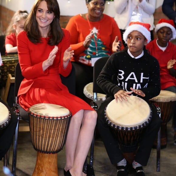 La duchesse Catherine de Cambridge a pris part à une séance de thérapie par la musique lors de la fête de Noël de l'école du Anna Freud Centre à Londres, le 15 décembre 2015.