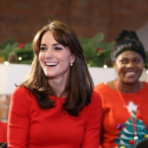 La duchesse Catherine de Cambridge a pris part à une séance de thérapie par la musique lors de la fête de Noël de l'école du Anna Freud Centre à Londres, le 15 décembre 2015.