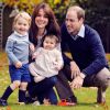 Le duc et la duchesse de Cambridge avec leurs enfants le prince George et la princesse Charlotte dans les jardins de leur résidence officielle à Londres, le palais de Kensington, en octobre 2015.