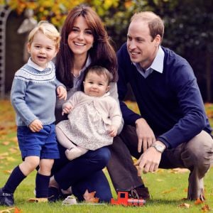 Le duc et la duchesse de Cambridge avec leurs enfants le prince George et la princesse Charlotte dans les jardins de leur résidence officielle à Londres, le palais de Kensington, en octobre 2015.