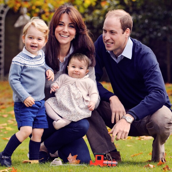 Le duc et la duchesse de Cambridge avec leurs enfants le prince George et la princesse Charlotte dans les jardins de leur résidence officielle à Londres, le palais de Kensington, en octobre 2015.
