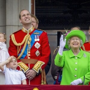 Le duc et la duchesse de Cambridge avec leurs enfants le prince George et la princesse Charlotte au balcon du palais de Buckingham lors de la parade Trooping The Colour à l'occasion du 90e anniversaire de la reine Elizabeth II, le 11 juin 2016 à Londres