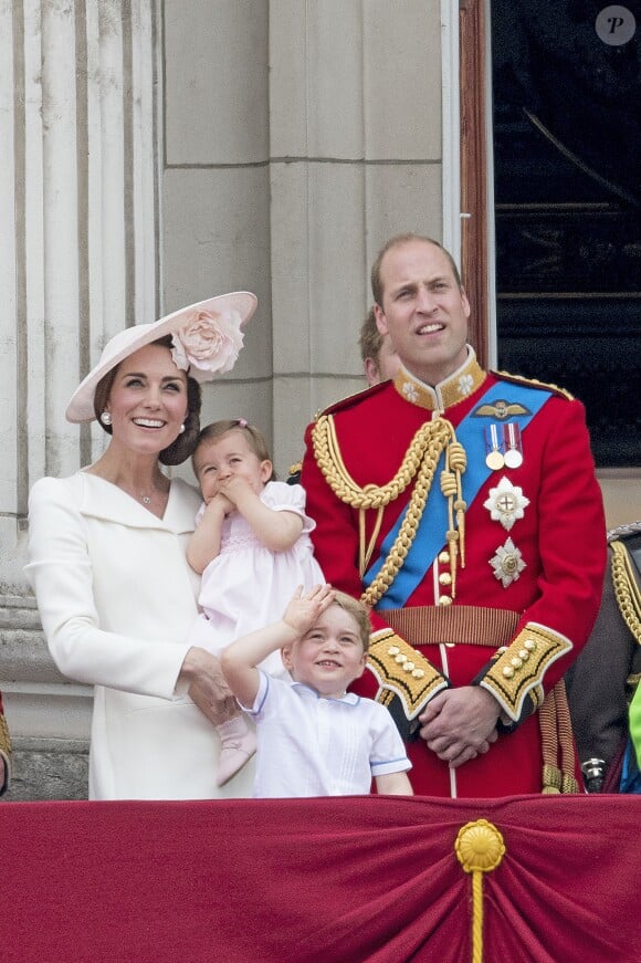 Le duc et la duchesse de Cambridge avec leurs enfants le prince George et la princesse Charlotte au balcon du palais de Buckingham lors de la parade Trooping The Colour à l'occasion du 90e anniversaire de la reine Elizabeth II, le 11 juin 2016 à Londres