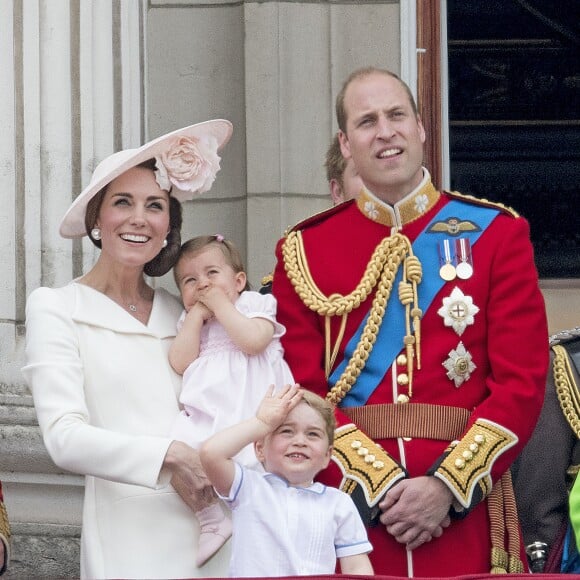 Le duc et la duchesse de Cambridge avec leurs enfants le prince George et la princesse Charlotte au balcon du palais de Buckingham lors de la parade Trooping The Colour à l'occasion du 90e anniversaire de la reine Elizabeth II, le 11 juin 2016 à Londres