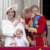 Le duc et la duchesse de Cambridge avec leurs enfants le prince George et la princesse Charlotte au balcon du palais de Buckingham lors de la parade Trooping The Colour à l'occasion du 90e anniversaire de la reine Elizabeth II, le 11 juin 2016 à Londres