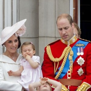 Le duc et la duchesse de Cambridge avec leurs enfants le prince George et la princesse Charlotte au balcon du palais de Buckingham lors de la parade Trooping The Colour à l'occasion du 90e anniversaire de la reine Elizabeth II, le 11 juin 2016 à Londres