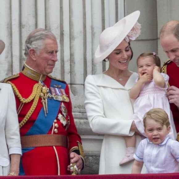 Le duc et la duchesse de Cambridge avec leurs enfants le prince George et la princesse Charlotte au balcon du palais de Buckingham lors de la parade Trooping The Colour à l'occasion du 90e anniversaire de la reine Elizabeth II, le 11 juin 2016 à Londres